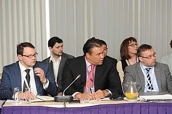 В центре Ерхат Искалиев (Казахстан). World Trends Forum. Рига, 12.04.2014.